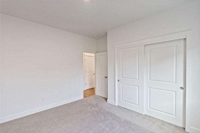 Building Photo - 4 bedroom home in desirable neighborhood