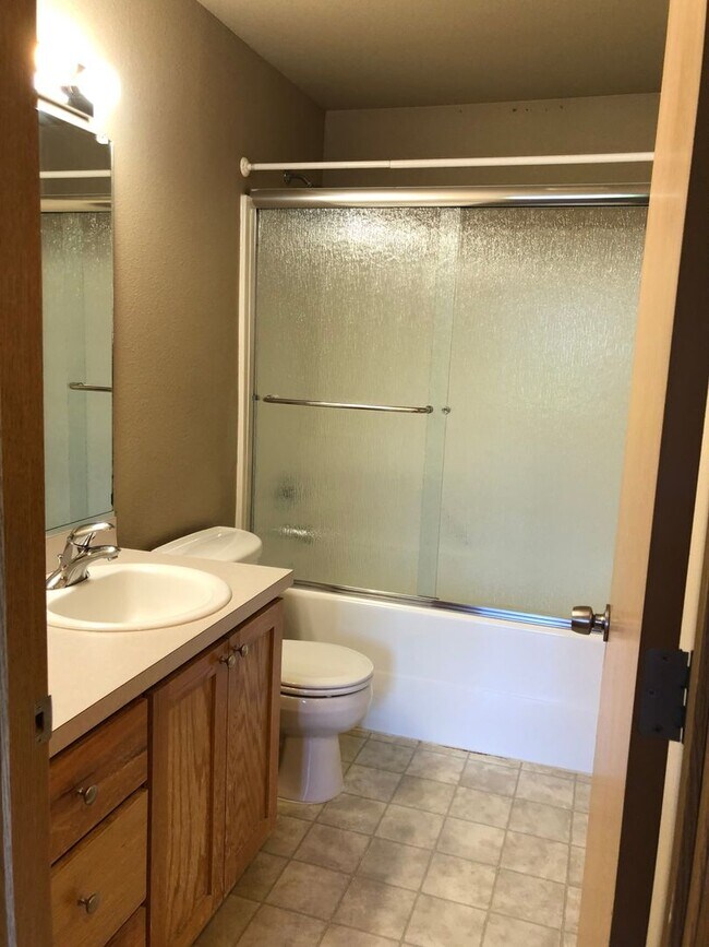 Building Photo - Your Perfect Corvallis Oasis Awaits at This 4-Bedroom Townhouse!