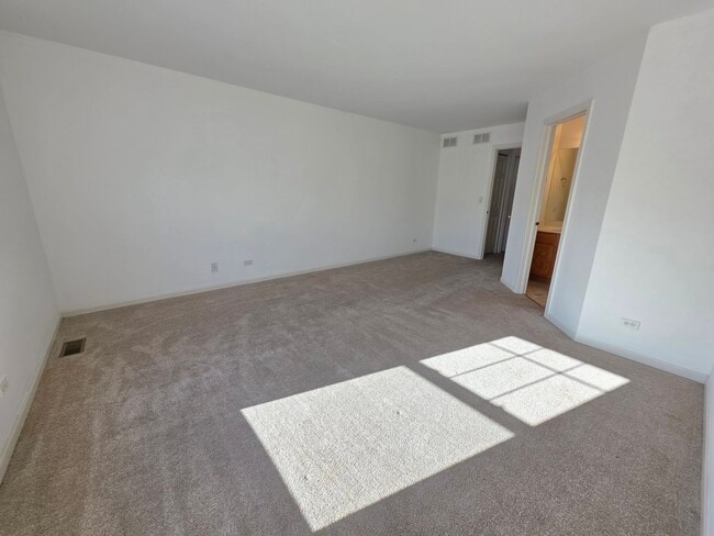 Building Photo - 3996 Blackstone Dr