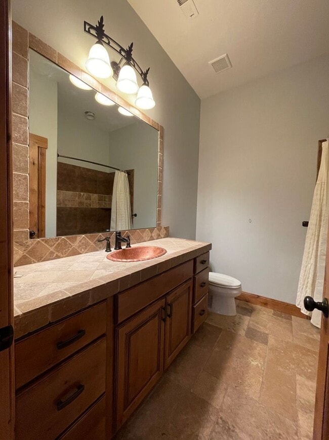 Building Photo - 3 bed 3 bath home - Located just below The...