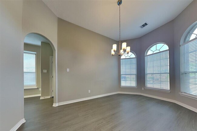 Building Photo - 8000 N Tarrytown Crossing Dr
