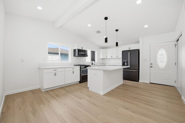 Building Photo - Brand new remodel!