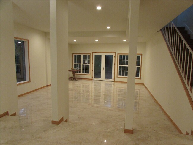 Building Photo - 201 Vanderpool Ln