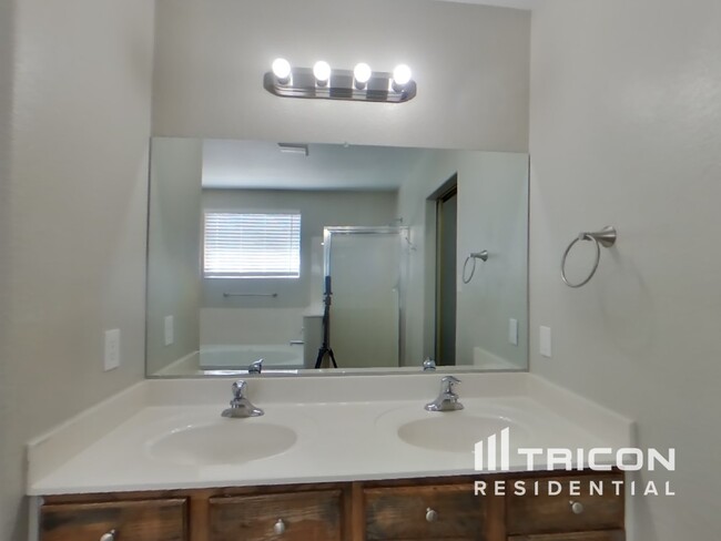 Building Photo - 721 Valley Meadows Dr