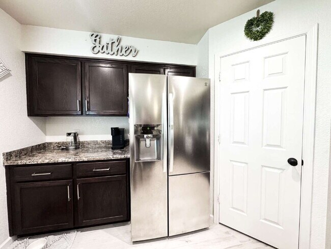 Building Photo - "Spacious 3 Beds, 2 baths Home with Inviti...