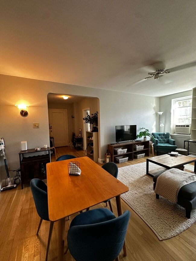 Building Photo - Bright & Spacious 1-Bedroom Top-Floor Apar...