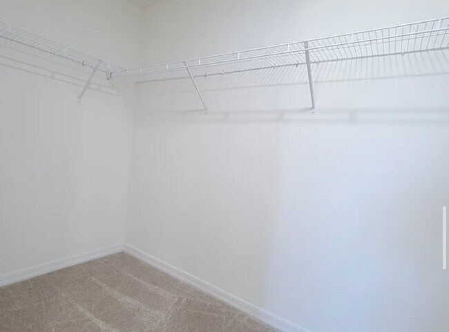 Building Photo - Modern & Spacious 4 Bed, 2 Bath Home COMIN...