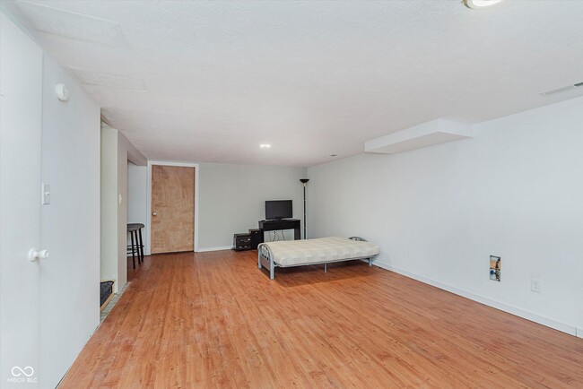 Building Photo - 2219 Fisher Ave