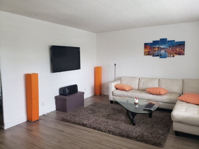 Building Photo - 3922 NE 166th St