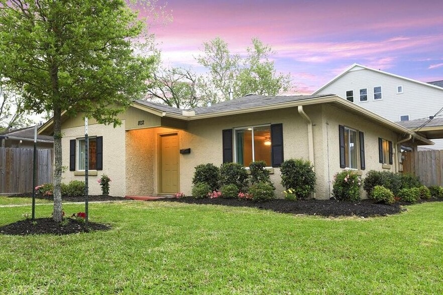 Building Photo - 802 E 28th St