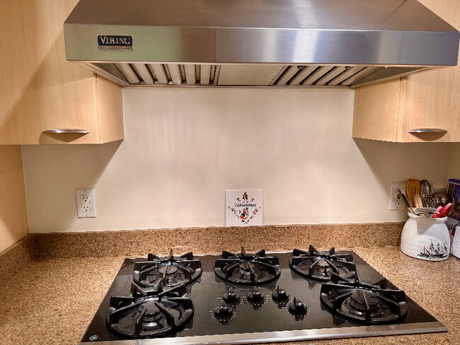 Building Photo - 654 Front St