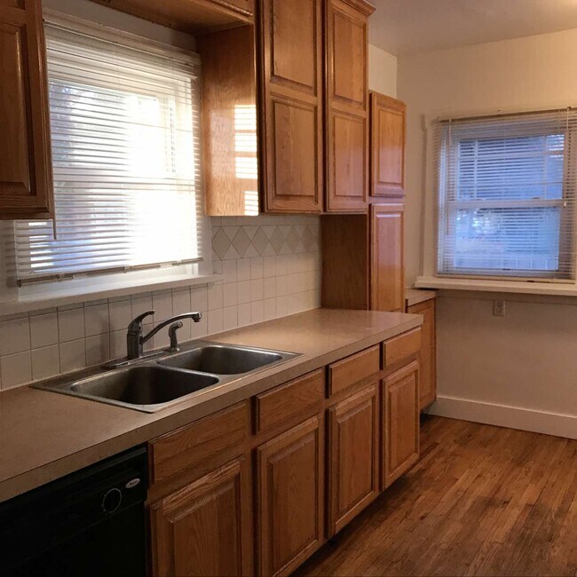 Building Photo - 1536 Peterson St