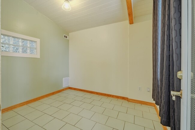 Building Photo - Scenic Lakeview Rental located on Boatman'...