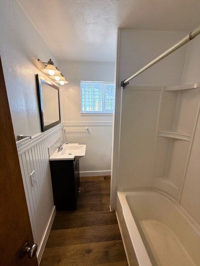 Building Photo - Two Bedroom Home with Bonus Room/Office in...