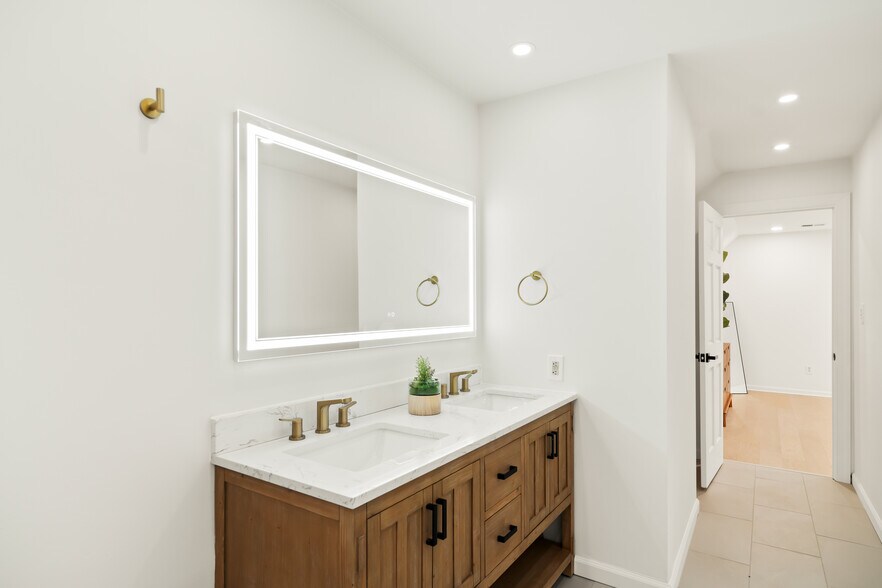 Building Photo - 4506 Reva Way NE