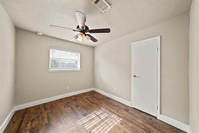 Building Photo - 2118 N Austin Ave