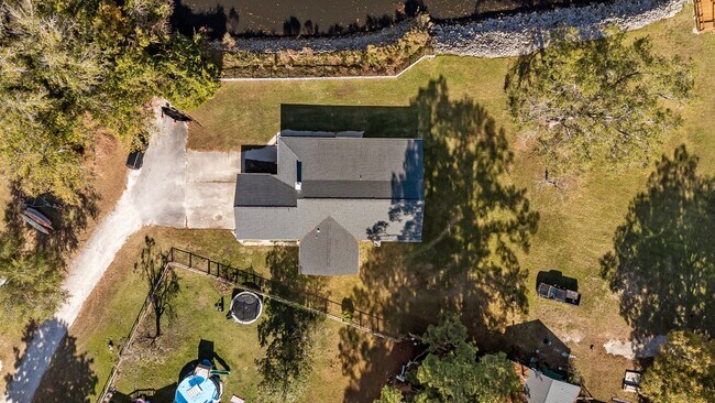 Building Photo - 105 3rd St