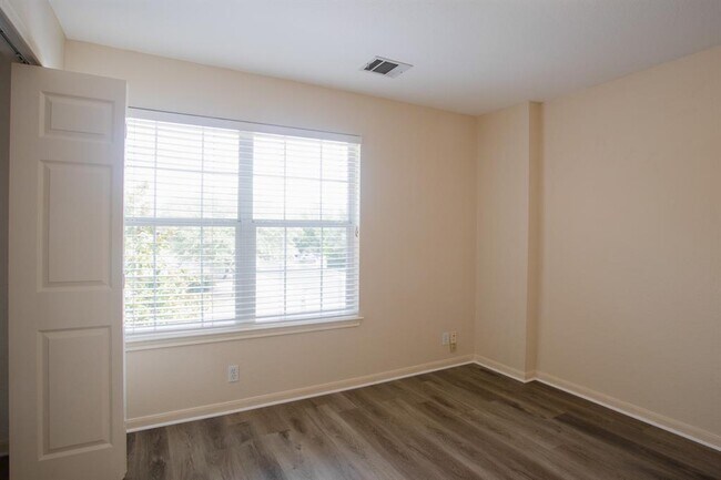 Building Photo - 4001 Barlow Dr