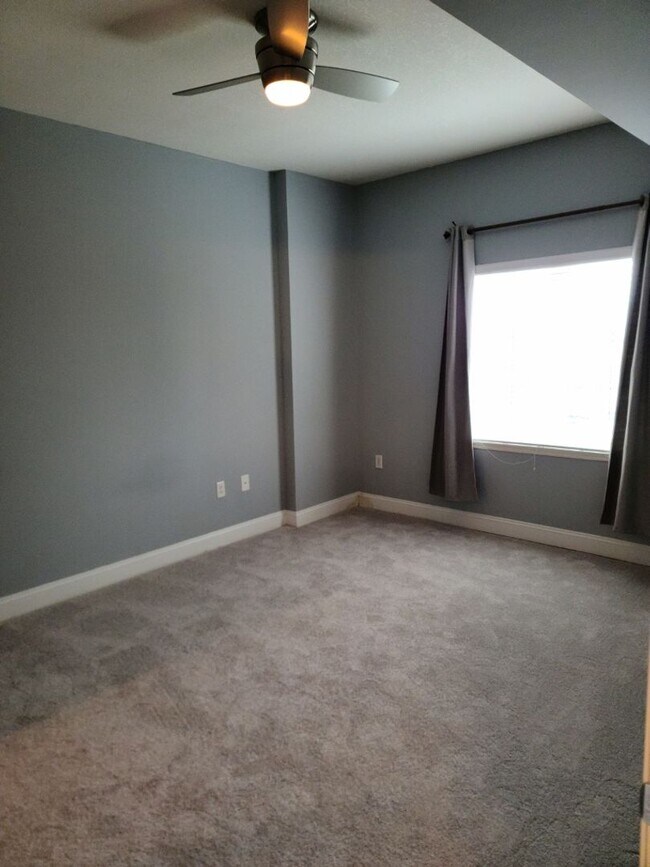 Building Photo - Gorgeous 1 bedroom, 1 bathroom condo in Mo...