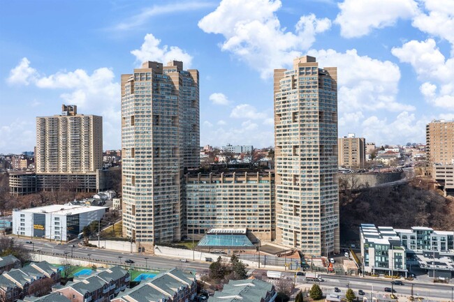 Primary Photo - 7002 JFK Blvd E