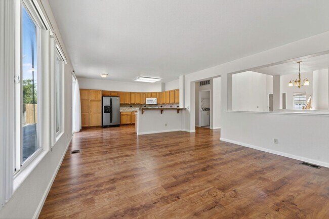 Building Photo - 5 Bedroom Home Close to UNR!