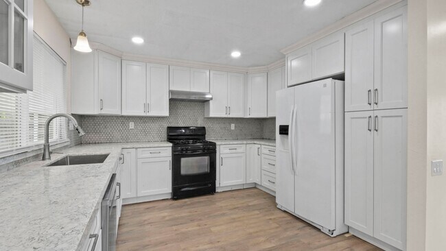 Building Photo - 493 Landsdown Cir