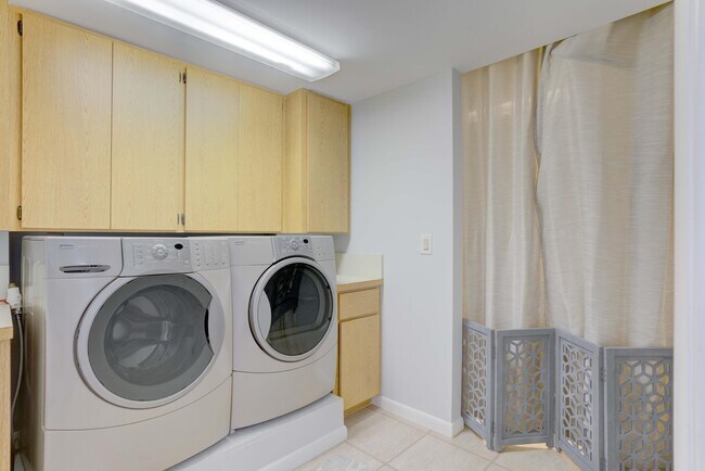 Building Photo - 201 S Seas Dr
