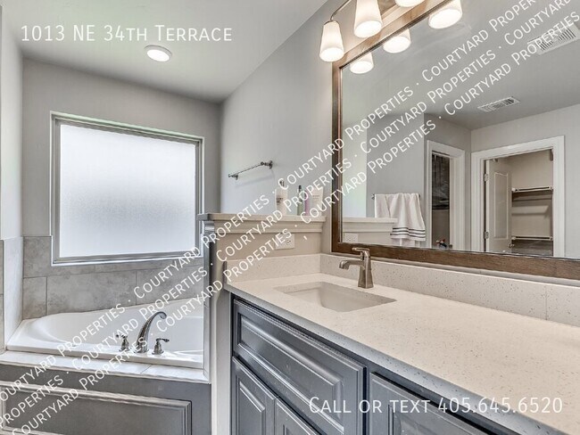 Building Photo - 1013 NE 34th Terr