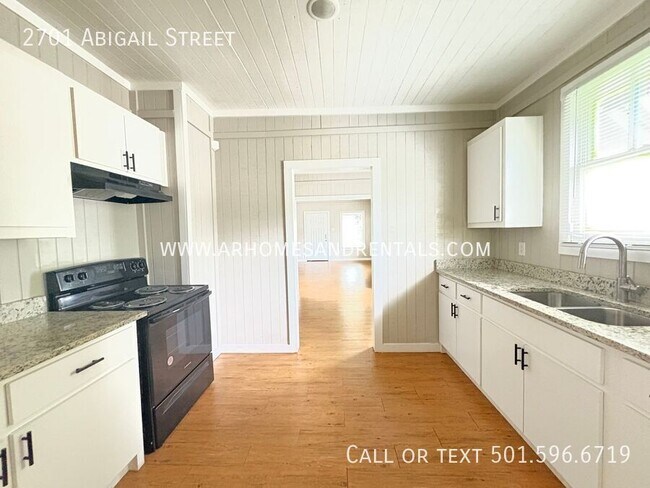 Building Photo - 2701 Abigail St