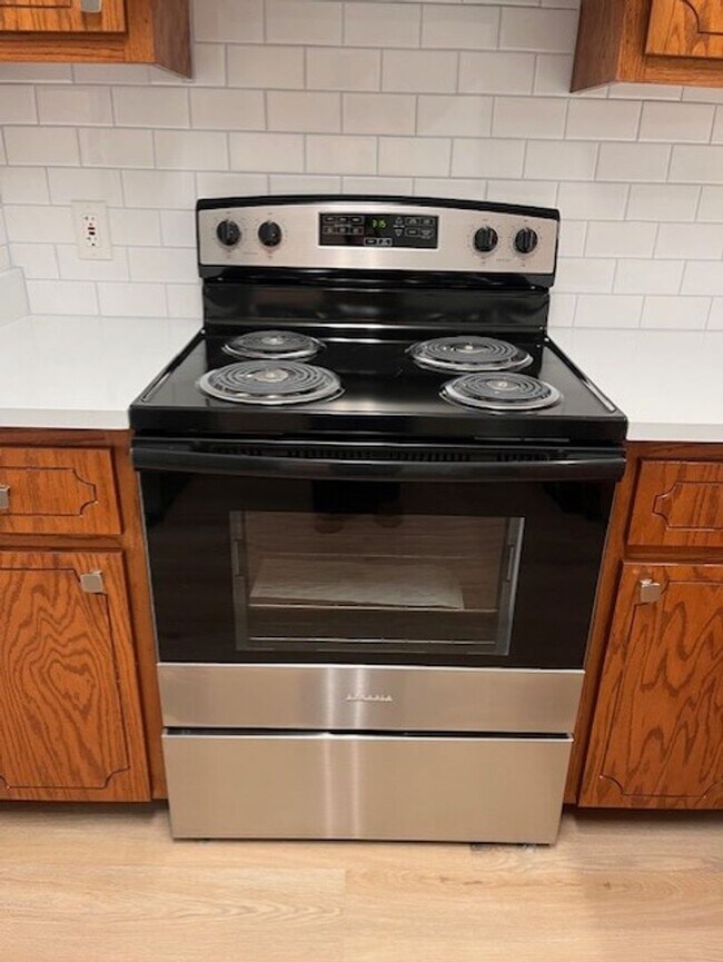 Building Photo - Conveniently located close to shopping, schools, etc.