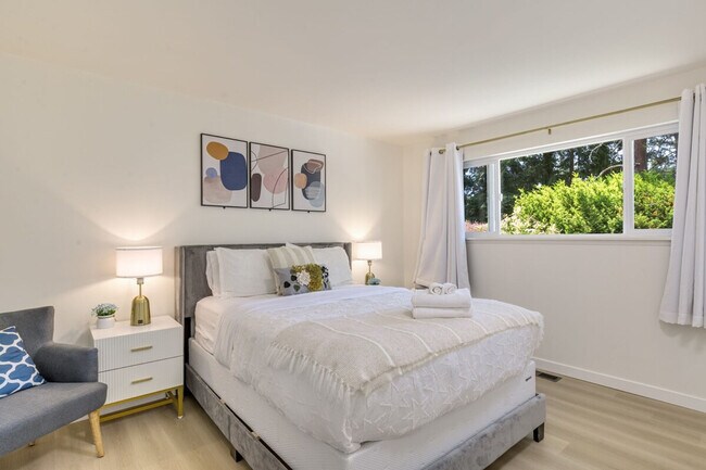 Building Photo - 12527 SE 52nd St