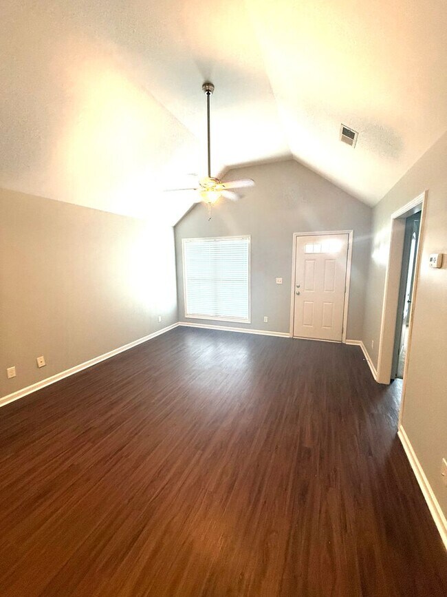 Building Photo - ** 3 Bed 2 Bath located in Burbank Crossing ** Call 334-366-9198 to schedule a self tour