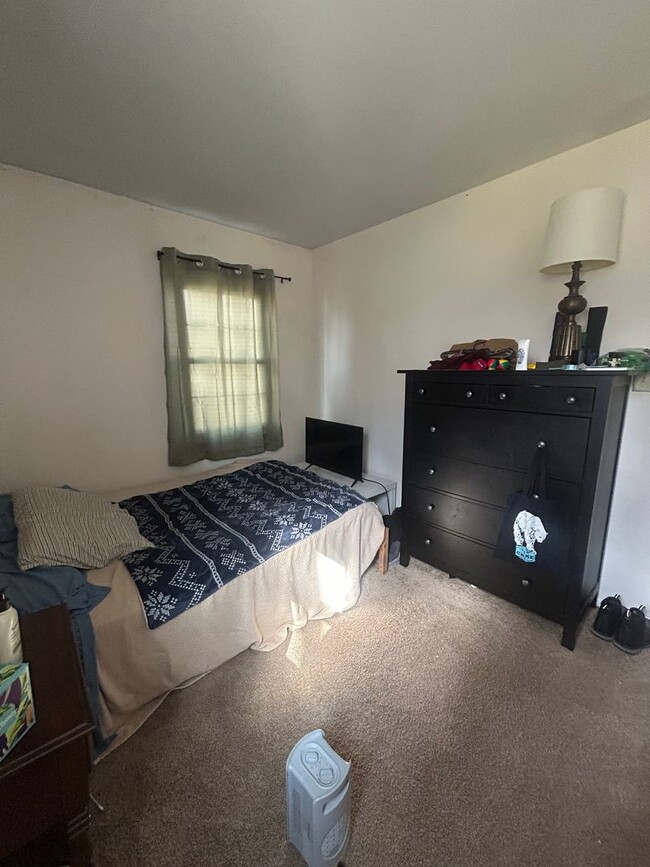 Building Photo - 3 bed, 1 1/2 Bath House