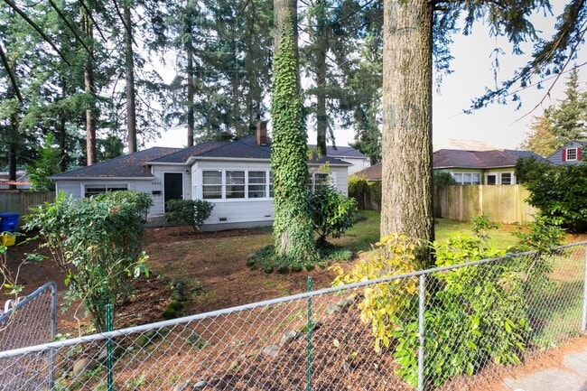 Building Photo - Spacious 3 Bedroom Home Available on Fores...