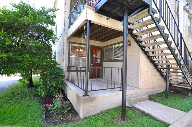 Building Photo - Beautiful Austin condo in amazing location!