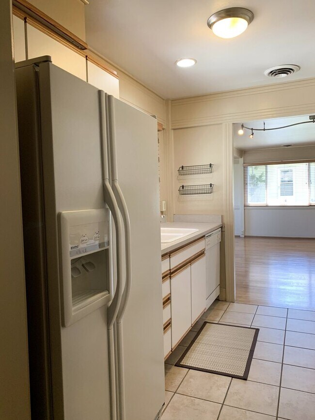 Building Photo - Evolve Real Estate: Available 6/6/2026! Quaint 3 Bedroom Ranch with Huge Yard in University Hills...