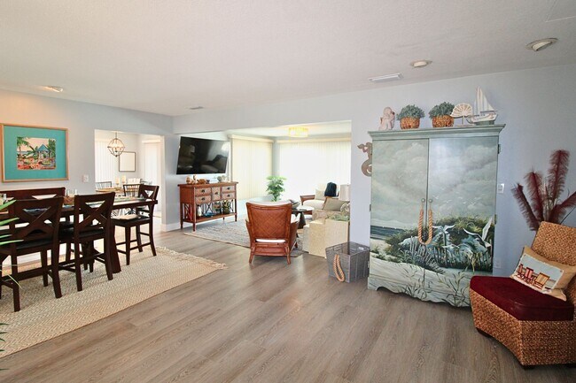 Building Photo - 10128 Yacht Club Dr
