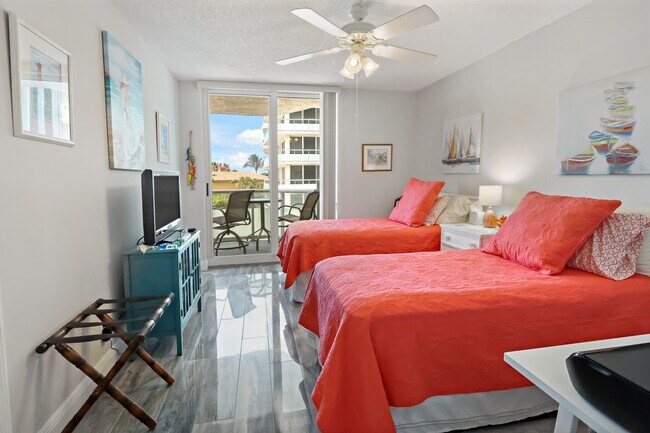 Building Photo - 3554 Ocean Dr