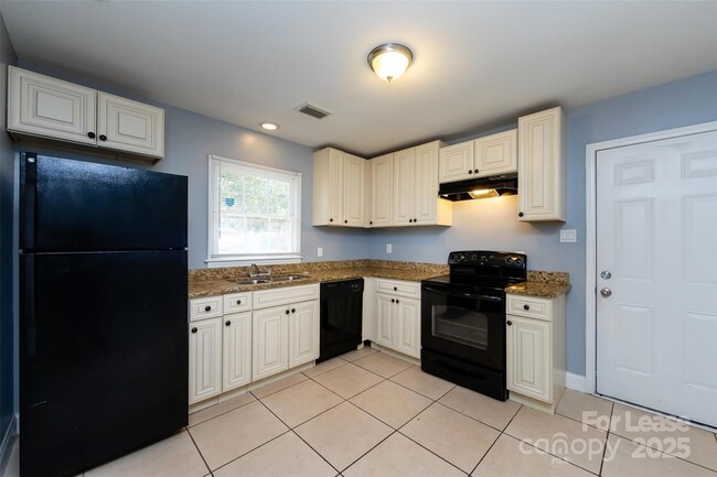 Building Photo - 4713 Belle Plaine Dr