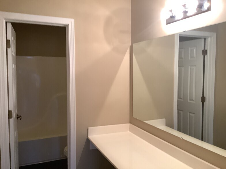 Building Photo - 18690 Round Lake Rd