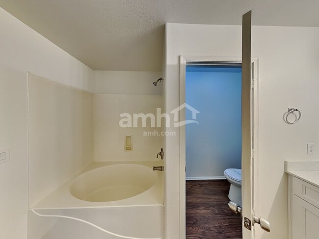 Building Photo - 466 E Penny Ln