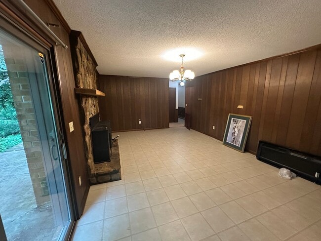 Building Photo - Private, Spacious, Well Maintained 3 Bedro...