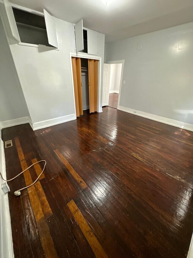 Building Photo - Fully renovated Single Family 2/1  available for immediate rent!