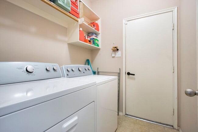 Building Photo - Gorgeous 3BR/2.5 Bath Single Family Home i...
