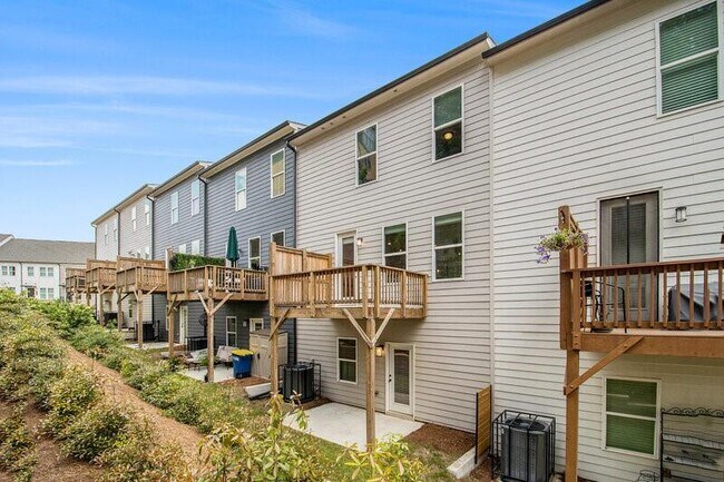 Building Photo - 387 Skylar Way SE