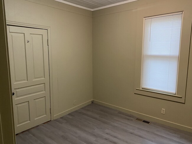 Rear bedroom toward front bedroom. approx 10' x 12' - 7051 Greenville Hwy