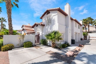 Building Photo - Move in now to this beautiful 2 story 3 bed 2.5 bath townhome near the Lakes area!