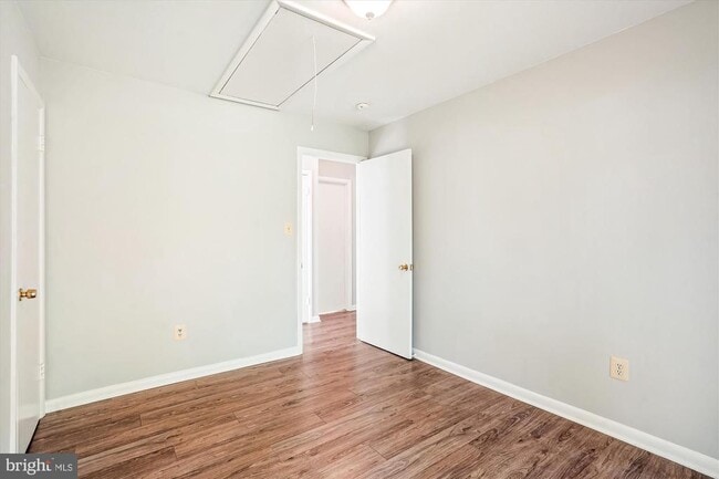Building Photo - 224 N Van Buren St