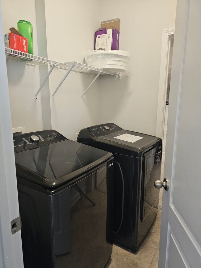 Building Photo - Like New Home featuring 4 Bedrooms, a Loft, and a fully fenced Yard!