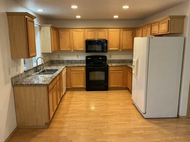 Building Photo - MODERN CONVENIANCES